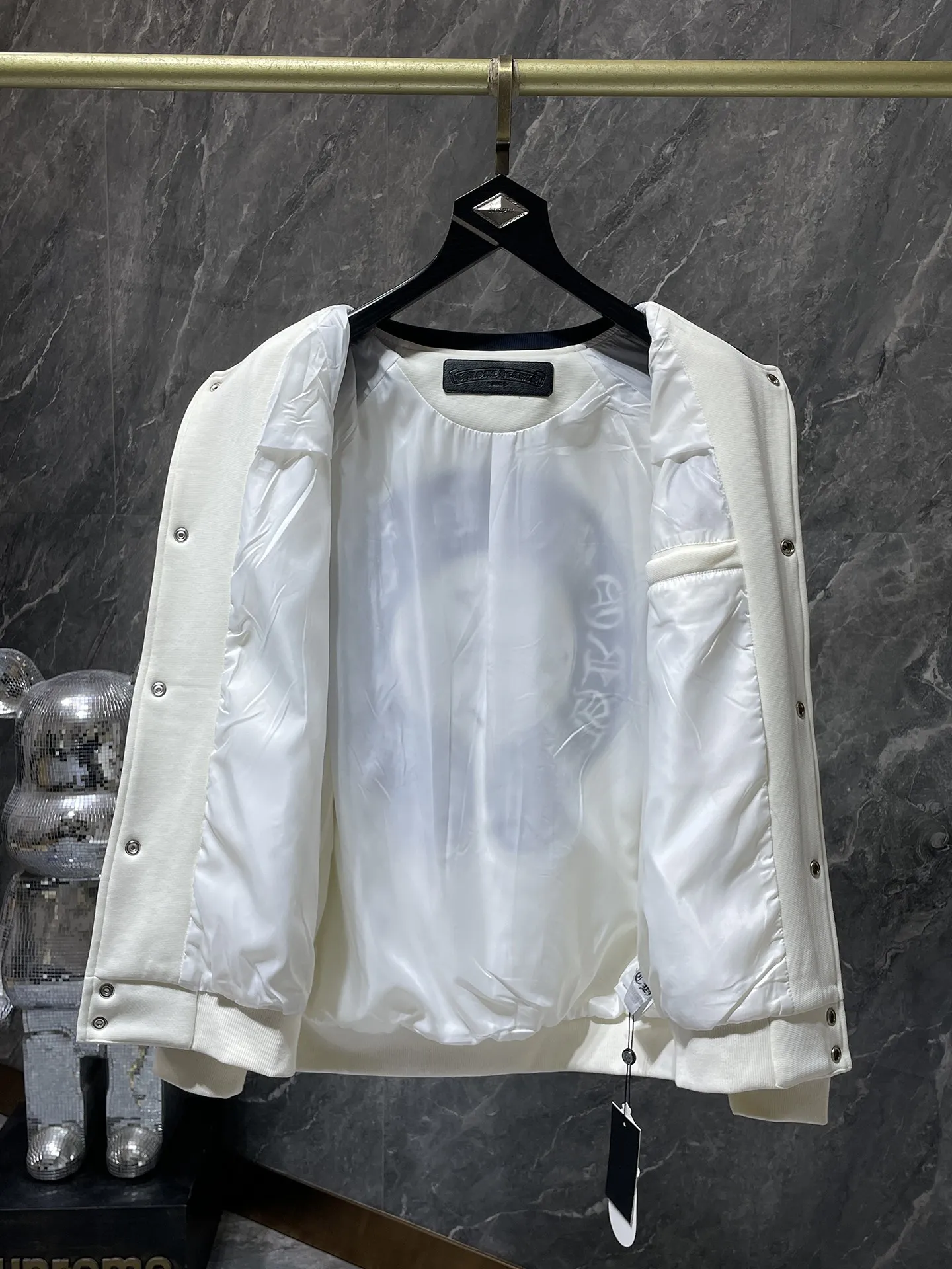 P436 Chrome Hearts 🍁Winter clothing is here🍁New Year's clothing Sanskrit cross woolen leather sleeves spliced ​​baseball embroidered cotton clothing Heavy embroidery➕Double sleeve splicing special technology Counter synchronization, heavy industry! ! Customized version of thickened woolen fabric, silk lining, customized version of hardware, not the ordinary version on the market! ! 🌈Recommended colors: black and white stitching 🌈Code numbers: S, M, L, XL